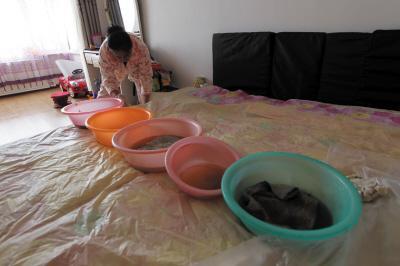 潜江楼上漏水，住户失联，小区没物管，业主维权难！律师来支招……